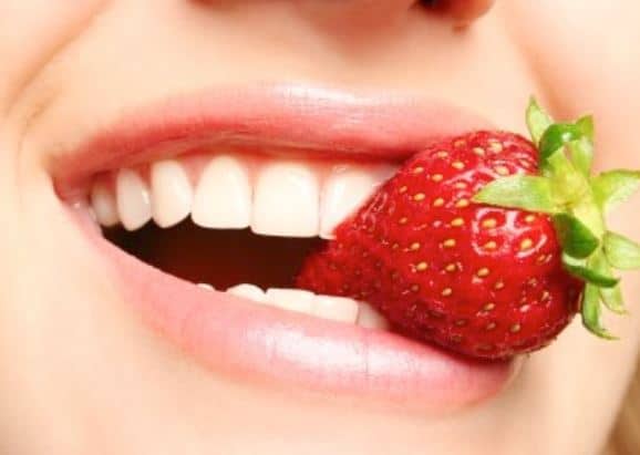 Whiten teeth with strawberry copyrights toplifeupdates.com